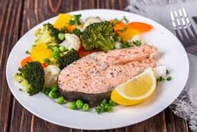 Prato dietético japonês com peixe magro