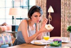 garota em uma dieta japonesa