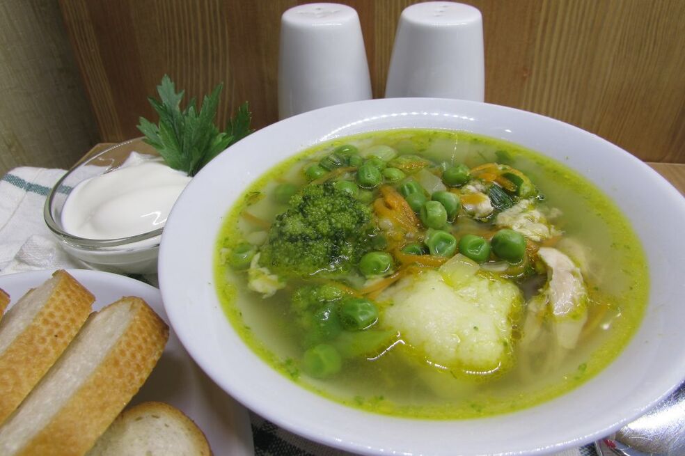 Caldo de carne com couve-flor e brócolis