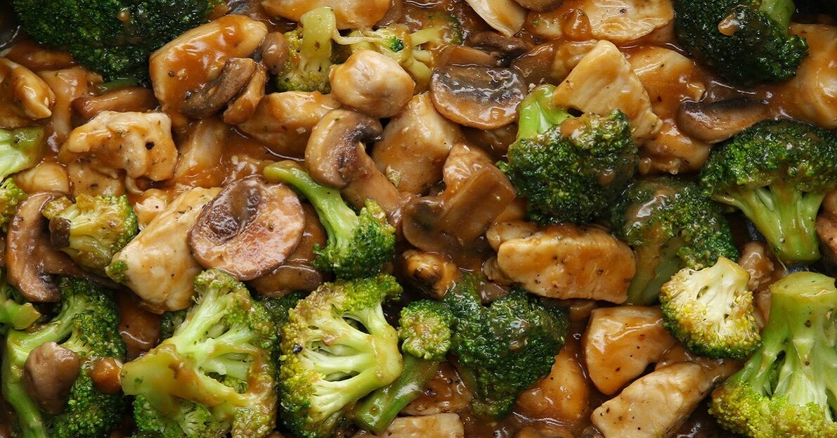 Frango com brócolis com molho