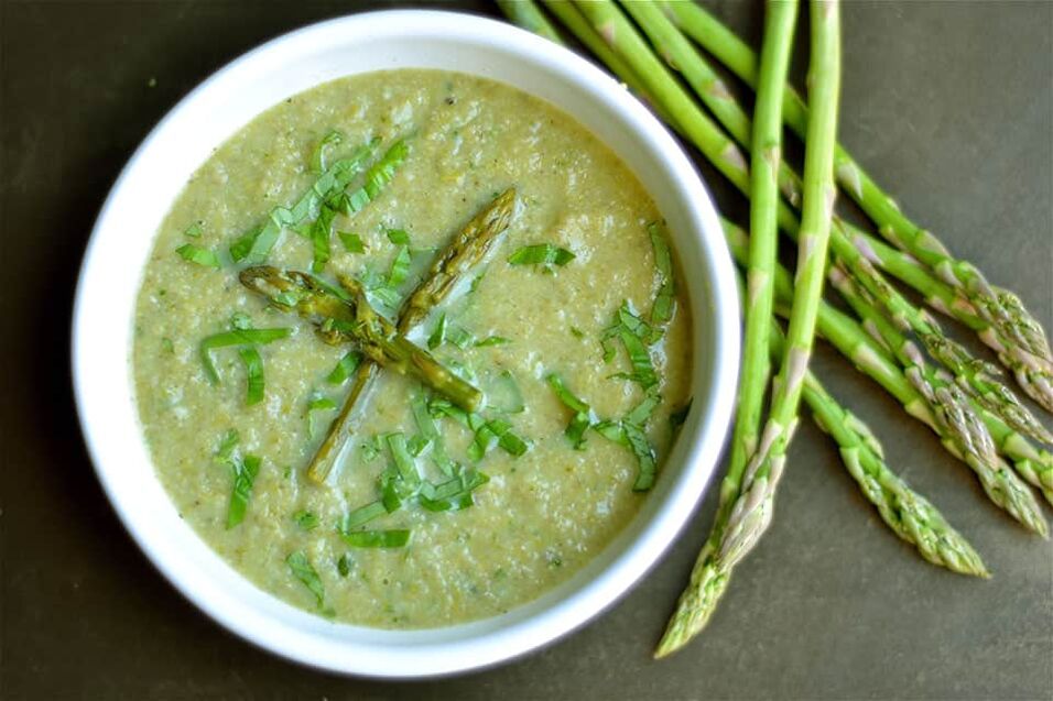 Sopa de frango e aspargos