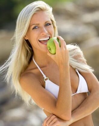 uma menina come uma maçã para perder peso em 10 kg por mês