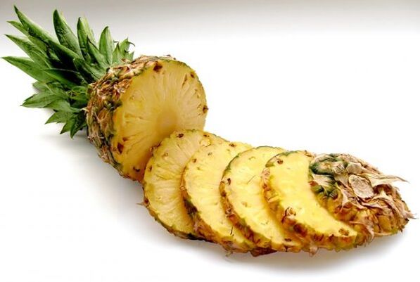 O abacaxi é um alimento que ajuda a perder o excesso de peso. 
