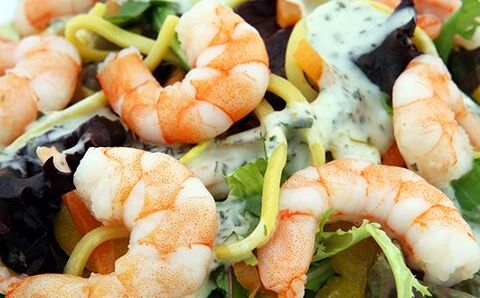 Salada com deliciosos camarões e vegetais do cardápio da dieta Dukan