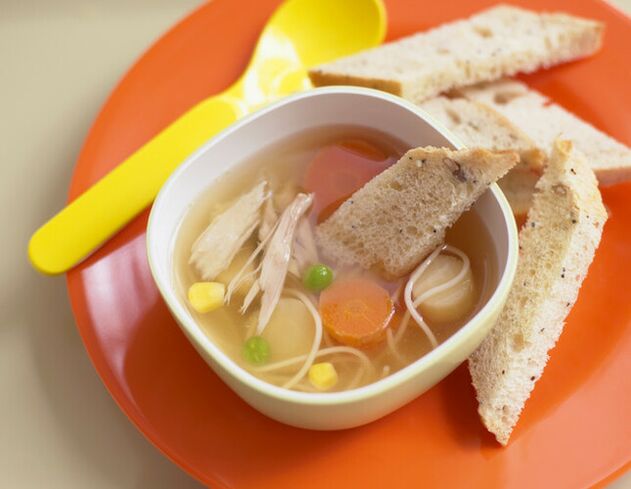 Sopa de galinha com croutons