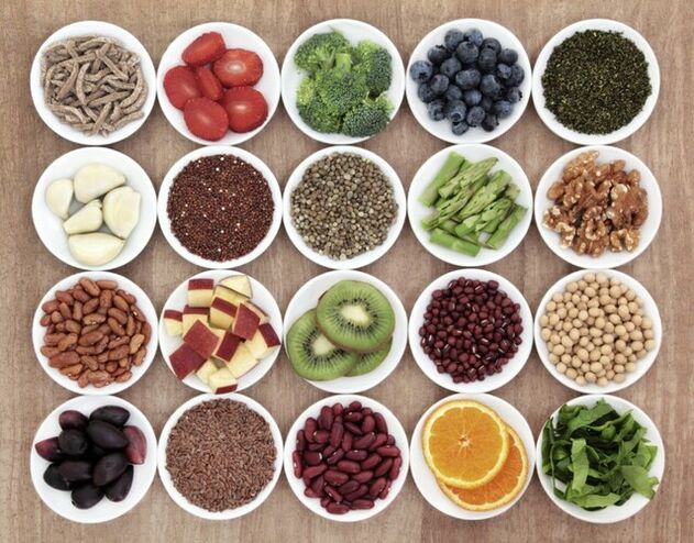 Uma variedade de produtos alimentares em placas